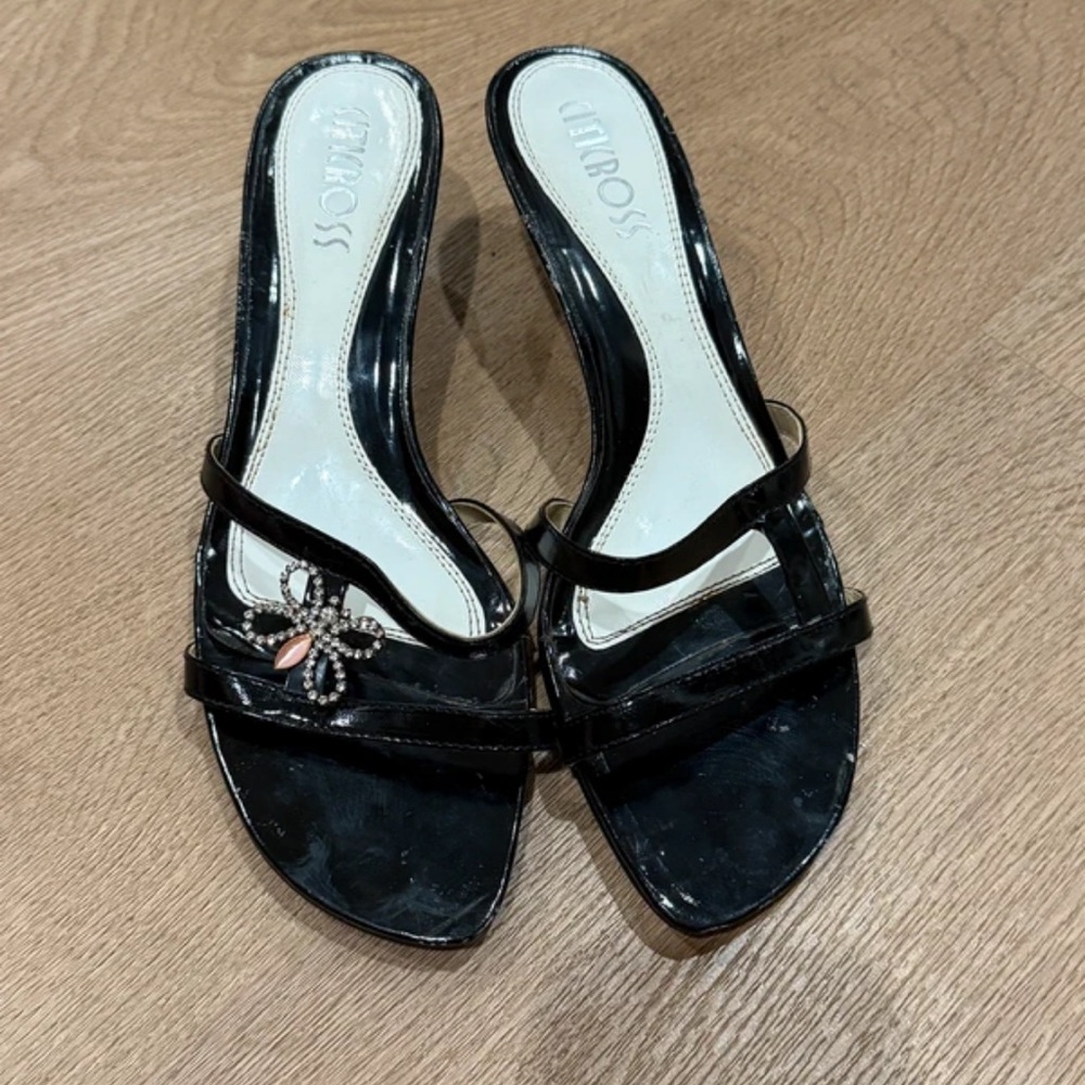 Butterfly Dsigns Elegant Black Heels with Embellishment